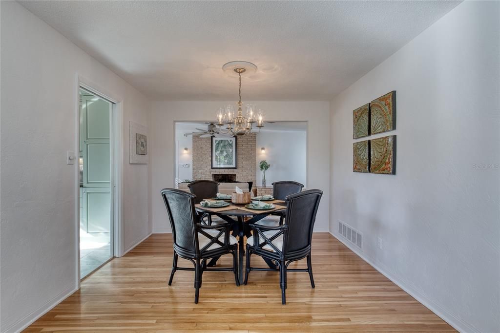 Active With Contract: $400,000 (2 beds, 2 baths, 1415 Square Feet)