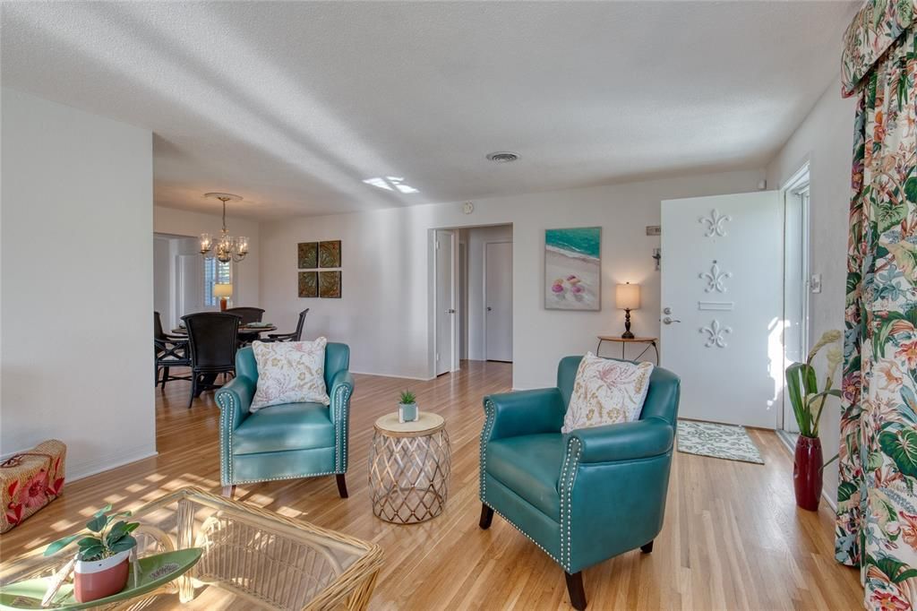 Active With Contract: $400,000 (2 beds, 2 baths, 1415 Square Feet)