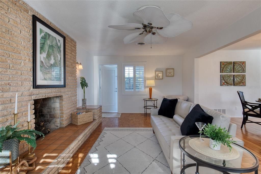 Active With Contract: $400,000 (2 beds, 2 baths, 1415 Square Feet)