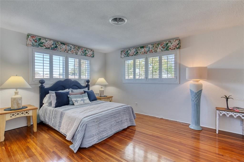 Active With Contract: $400,000 (2 beds, 2 baths, 1415 Square Feet)