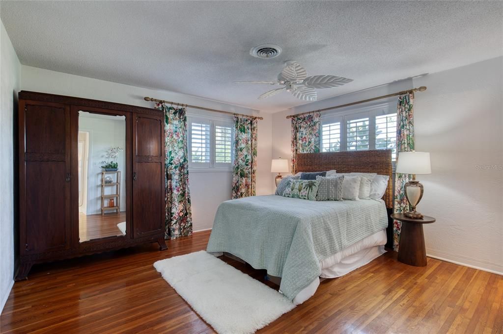 Active With Contract: $400,000 (2 beds, 2 baths, 1415 Square Feet)