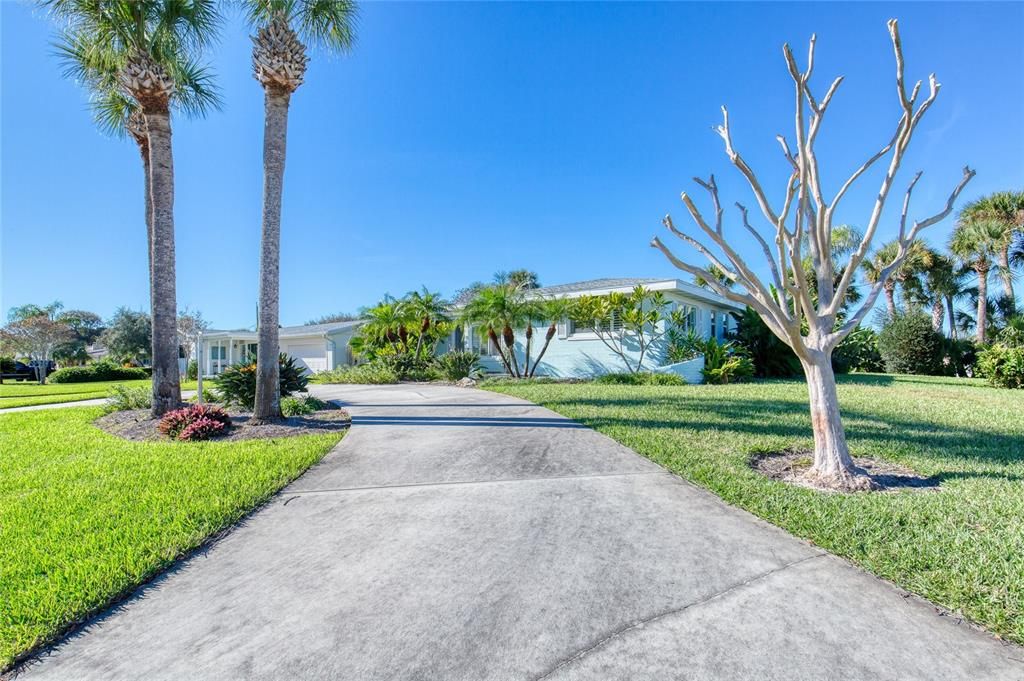 Active With Contract: $400,000 (2 beds, 2 baths, 1415 Square Feet)