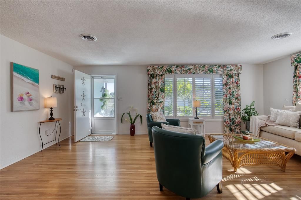 Active With Contract: $400,000 (2 beds, 2 baths, 1415 Square Feet)