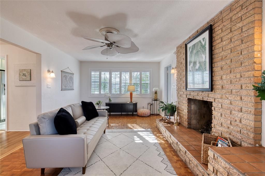 Active With Contract: $400,000 (2 beds, 2 baths, 1415 Square Feet)