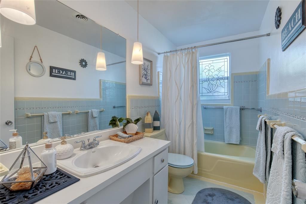 Active With Contract: $400,000 (2 beds, 2 baths, 1415 Square Feet)