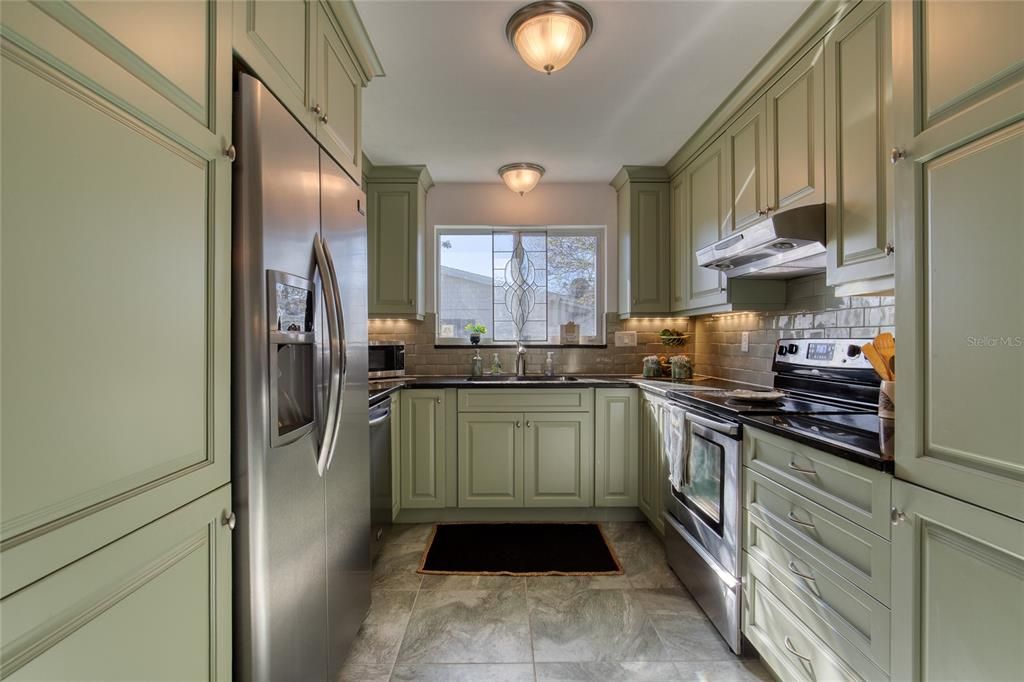 Active With Contract: $400,000 (2 beds, 2 baths, 1415 Square Feet)