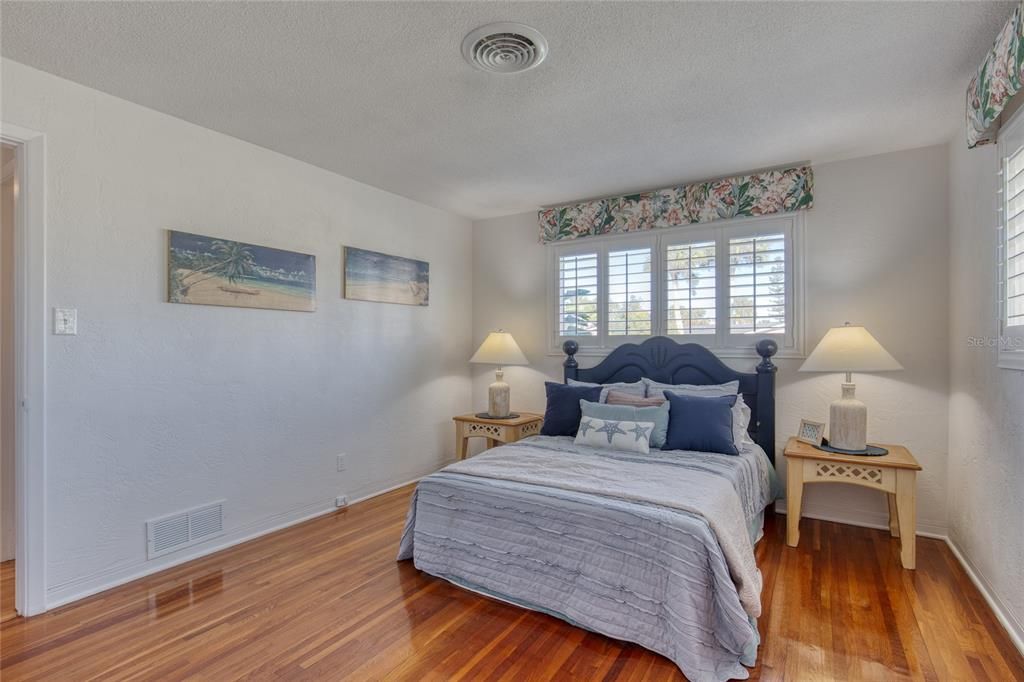 Active With Contract: $400,000 (2 beds, 2 baths, 1415 Square Feet)