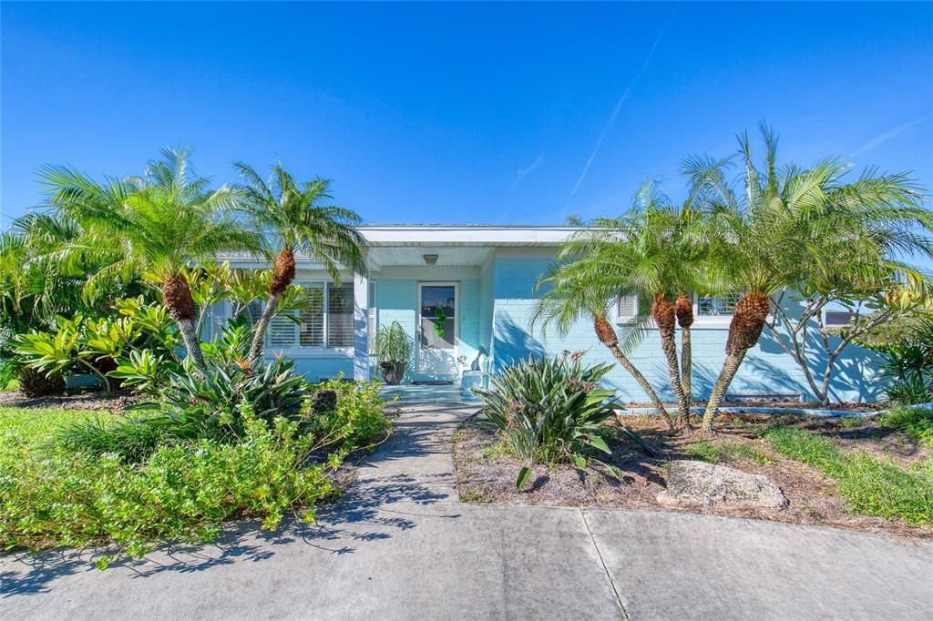 Active With Contract: $400,000 (2 beds, 2 baths, 1415 Square Feet)