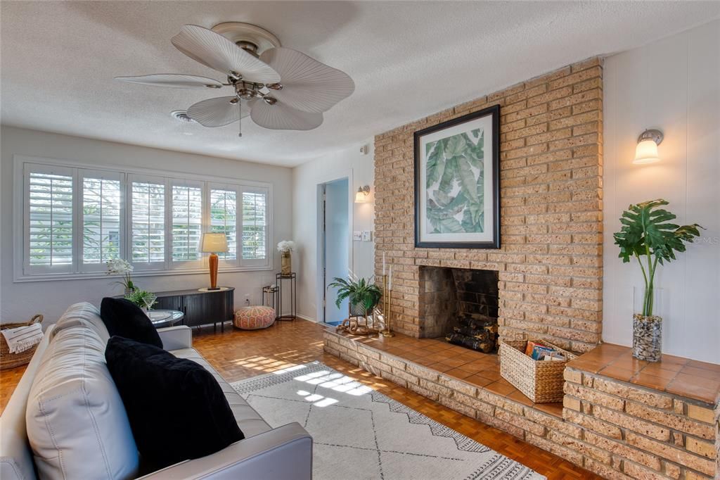 Active With Contract: $400,000 (2 beds, 2 baths, 1415 Square Feet)