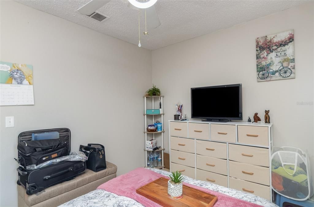 For Sale: $215,000 (2 beds, 2 baths, 938 Square Feet)