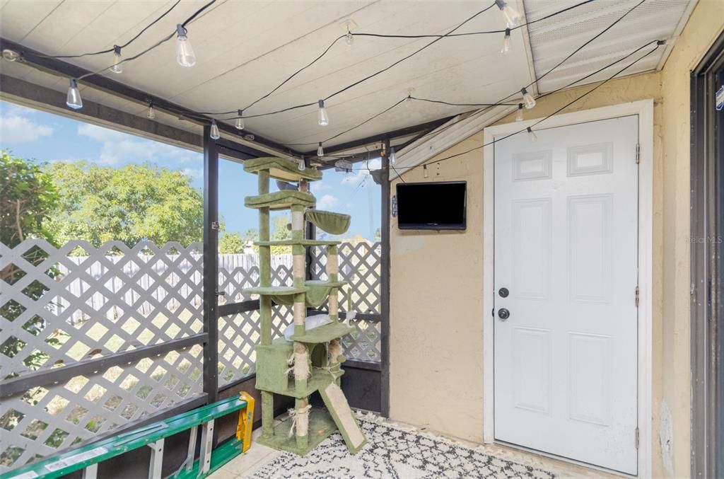 For Sale: $215,000 (2 beds, 2 baths, 938 Square Feet)