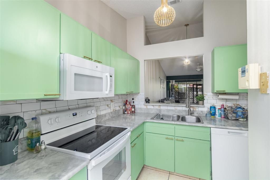 For Sale: $215,000 (2 beds, 2 baths, 938 Square Feet)