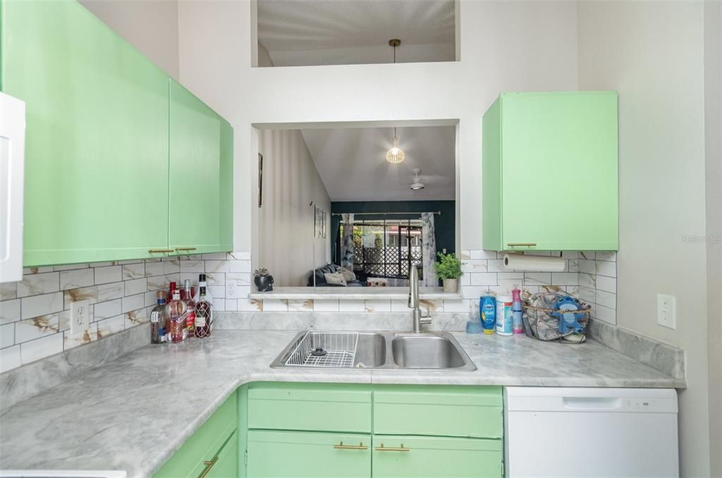 For Sale: $215,000 (2 beds, 2 baths, 938 Square Feet)