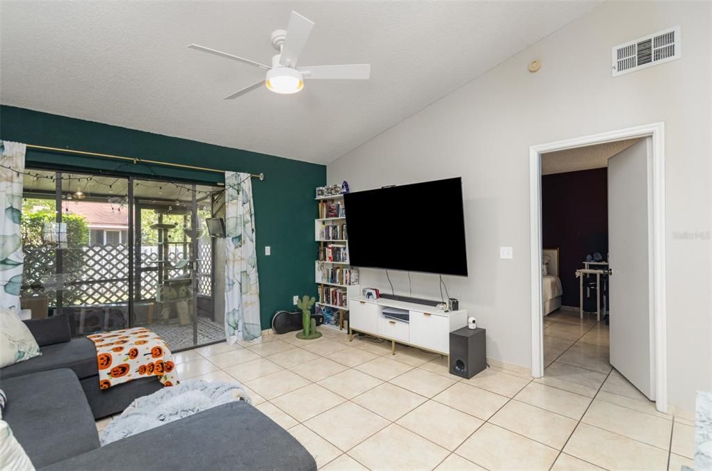 For Sale: $215,000 (2 beds, 2 baths, 938 Square Feet)