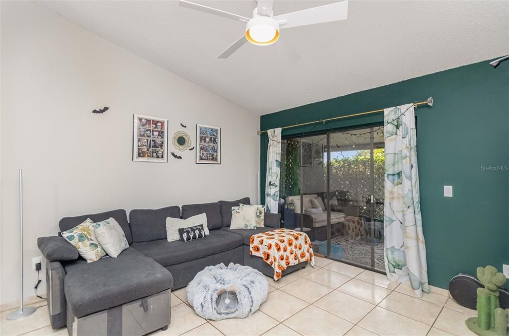 For Sale: $215,000 (2 beds, 2 baths, 938 Square Feet)