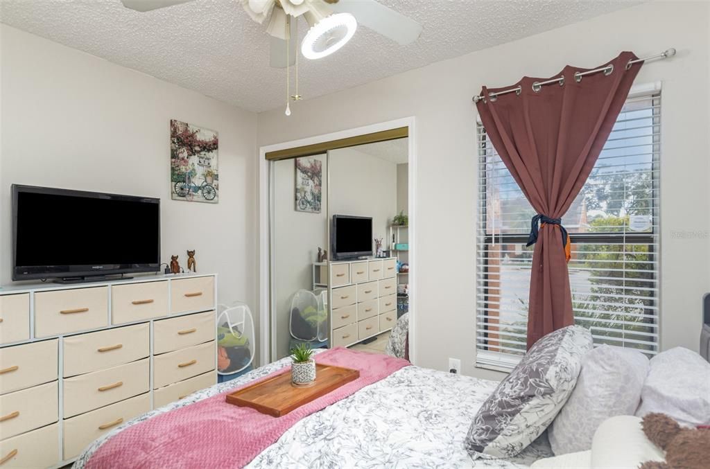 For Sale: $215,000 (2 beds, 2 baths, 938 Square Feet)