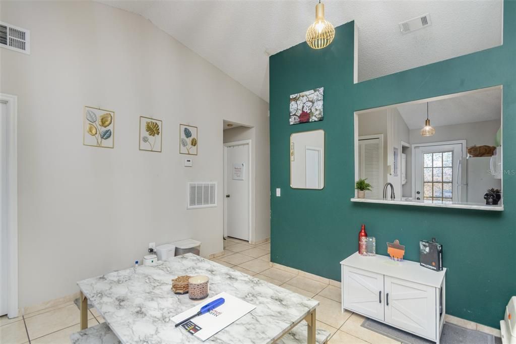 For Sale: $215,000 (2 beds, 2 baths, 938 Square Feet)