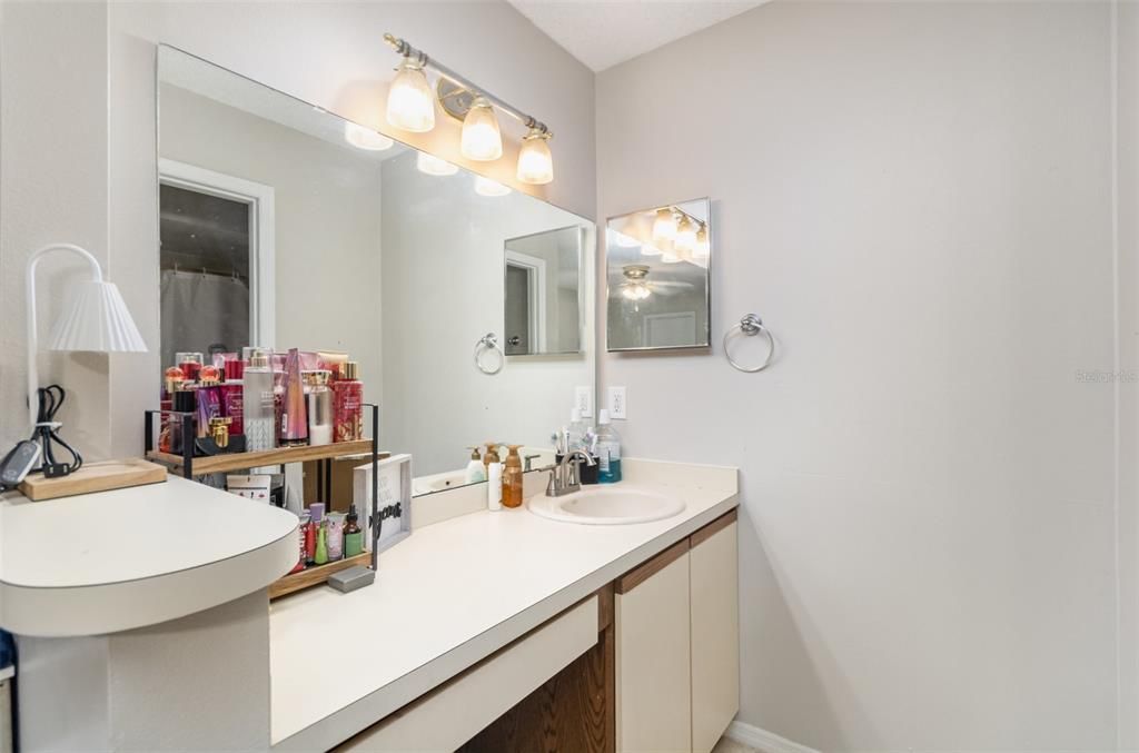 For Sale: $215,000 (2 beds, 2 baths, 938 Square Feet)