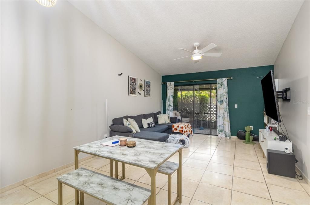 For Sale: $215,000 (2 beds, 2 baths, 938 Square Feet)