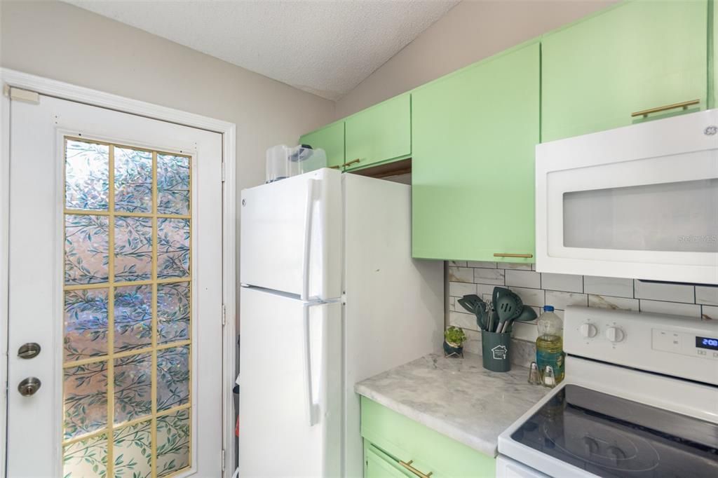 For Sale: $215,000 (2 beds, 2 baths, 938 Square Feet)