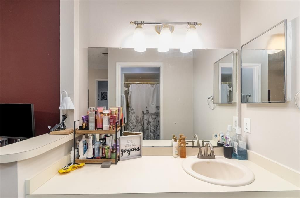 For Sale: $215,000 (2 beds, 2 baths, 938 Square Feet)