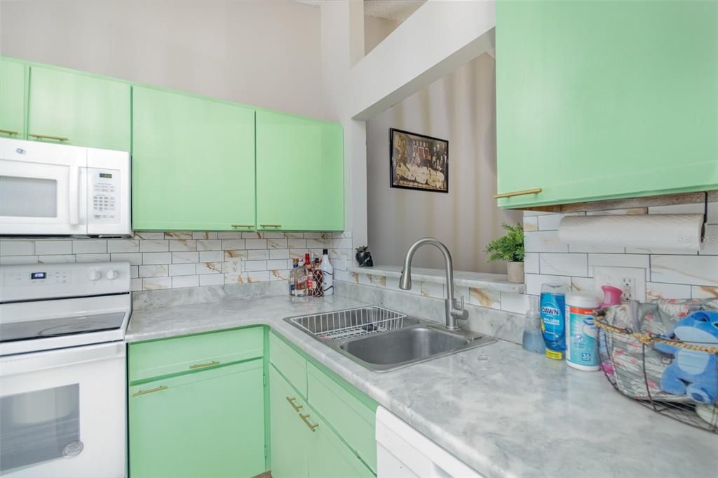 For Sale: $215,000 (2 beds, 2 baths, 938 Square Feet)