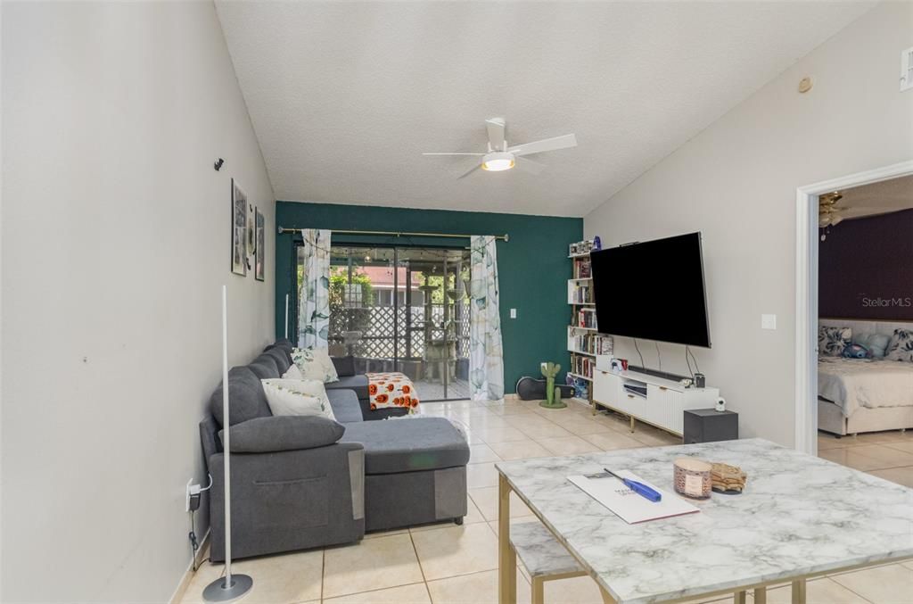 For Sale: $215,000 (2 beds, 2 baths, 938 Square Feet)