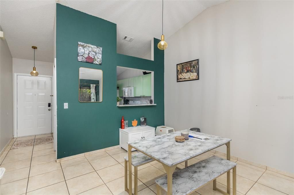 For Sale: $215,000 (2 beds, 2 baths, 938 Square Feet)