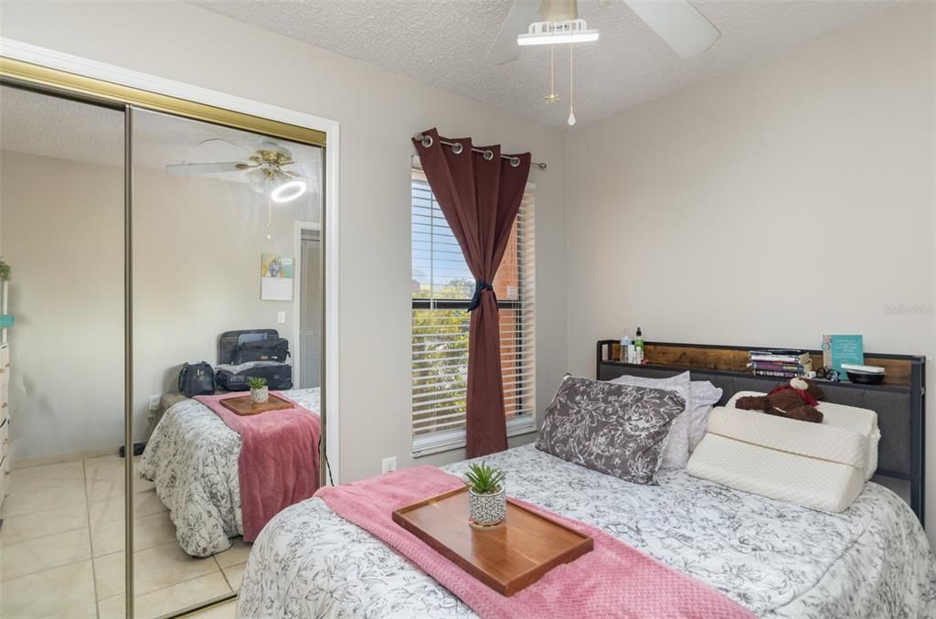 For Sale: $215,000 (2 beds, 2 baths, 938 Square Feet)