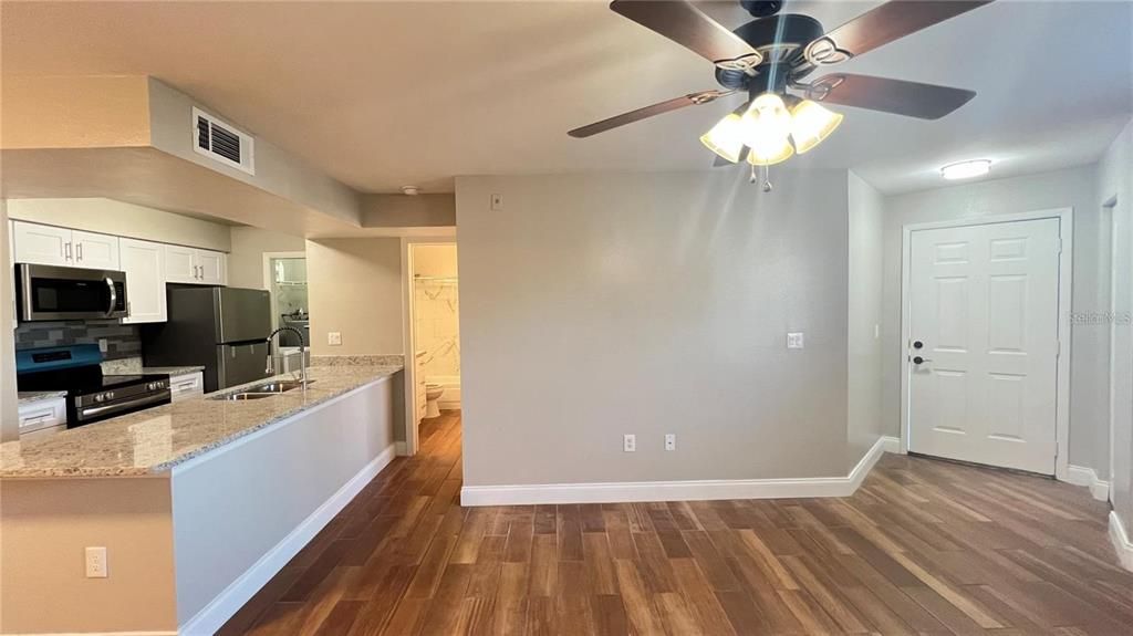 For Rent: $1,300 (1 beds, 1 baths, 661 Square Feet)