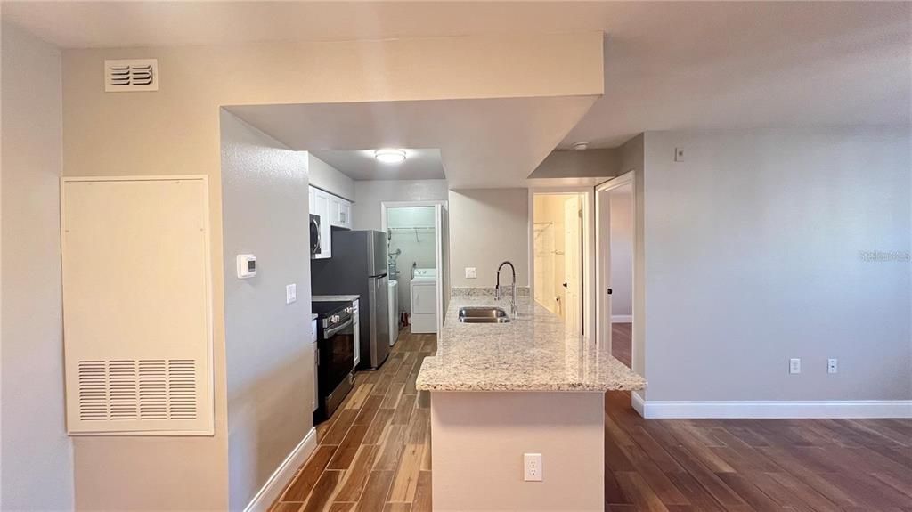 For Rent: $1,300 (1 beds, 1 baths, 661 Square Feet)