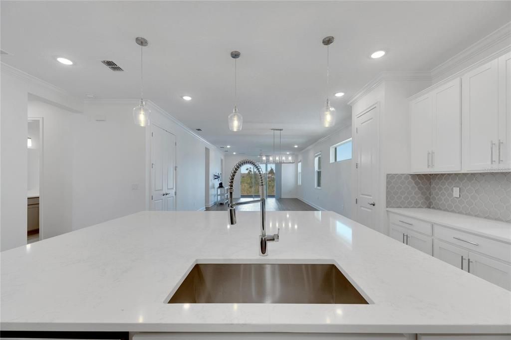 合同活跃: $575,000 (4 贝兹, 3 浴室, 2359 平方英尺)