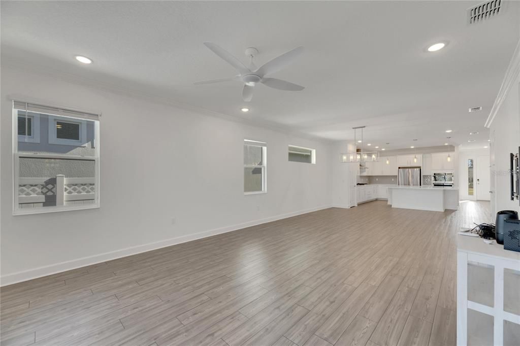 合同活跃: $575,000 (4 贝兹, 3 浴室, 2359 平方英尺)