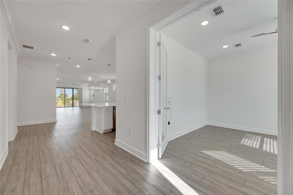 合同活跃: $575,000 (4 贝兹, 3 浴室, 2359 平方英尺)