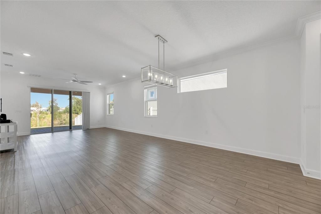 合同活跃: $575,000 (4 贝兹, 3 浴室, 2359 平方英尺)