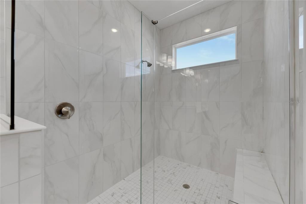 合同活跃: $575,000 (4 贝兹, 3 浴室, 2359 平方英尺)