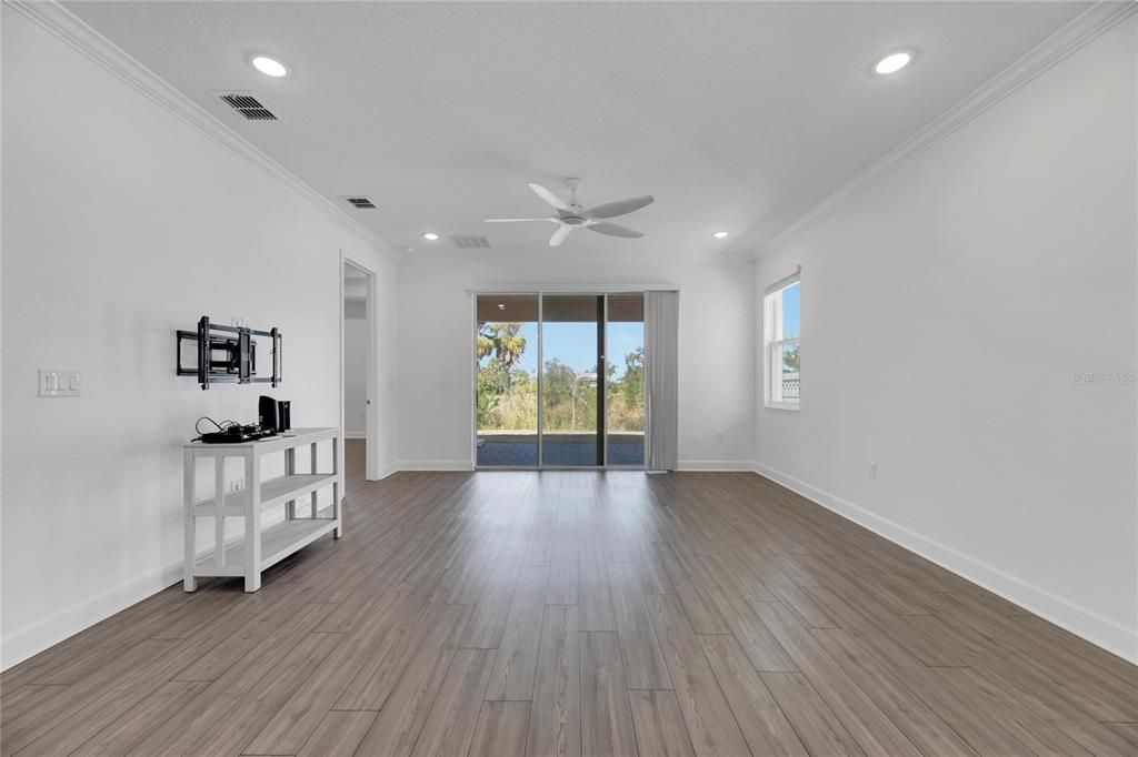 合同活跃: $575,000 (4 贝兹, 3 浴室, 2359 平方英尺)