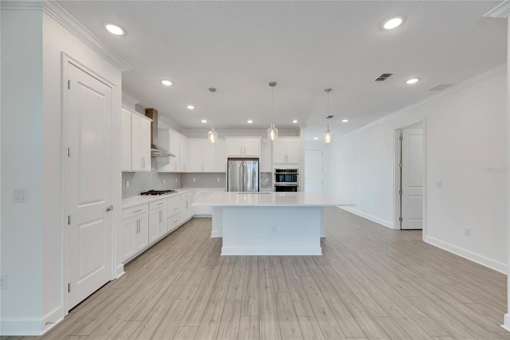 合同活跃: $575,000 (4 贝兹, 3 浴室, 2359 平方英尺)