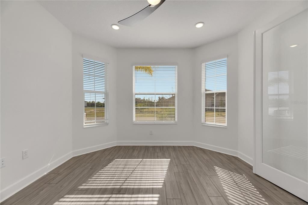 合同活跃: $575,000 (4 贝兹, 3 浴室, 2359 平方英尺)