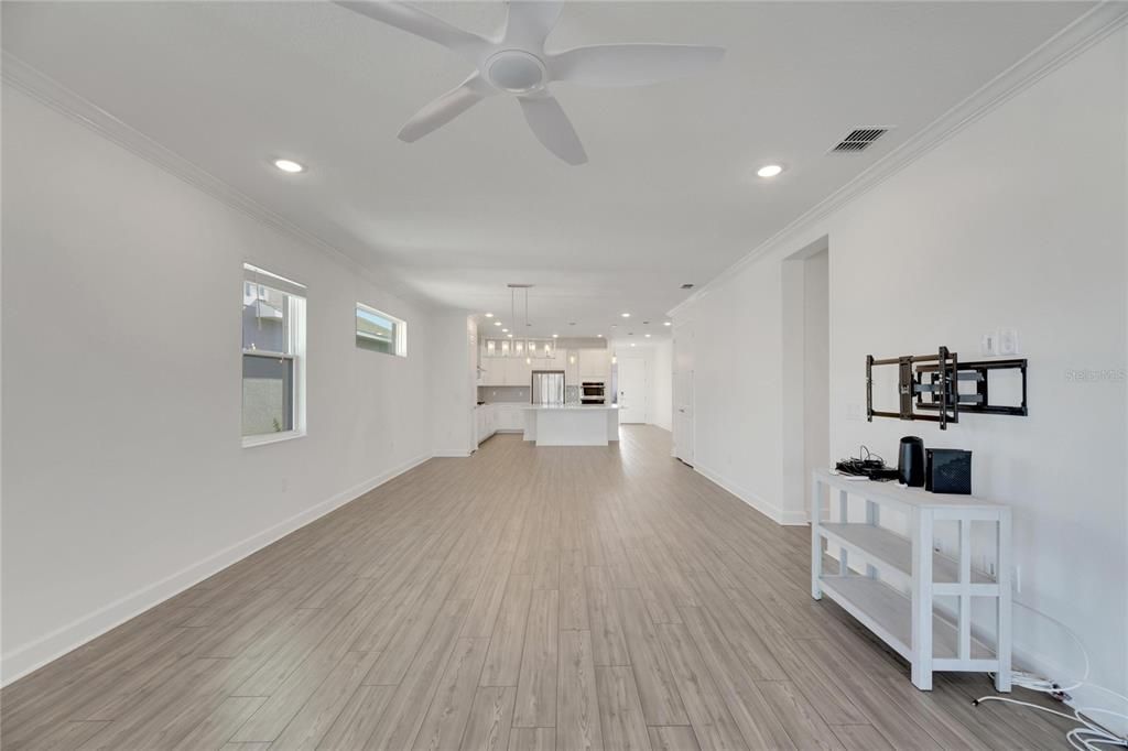 合同活跃: $575,000 (4 贝兹, 3 浴室, 2359 平方英尺)