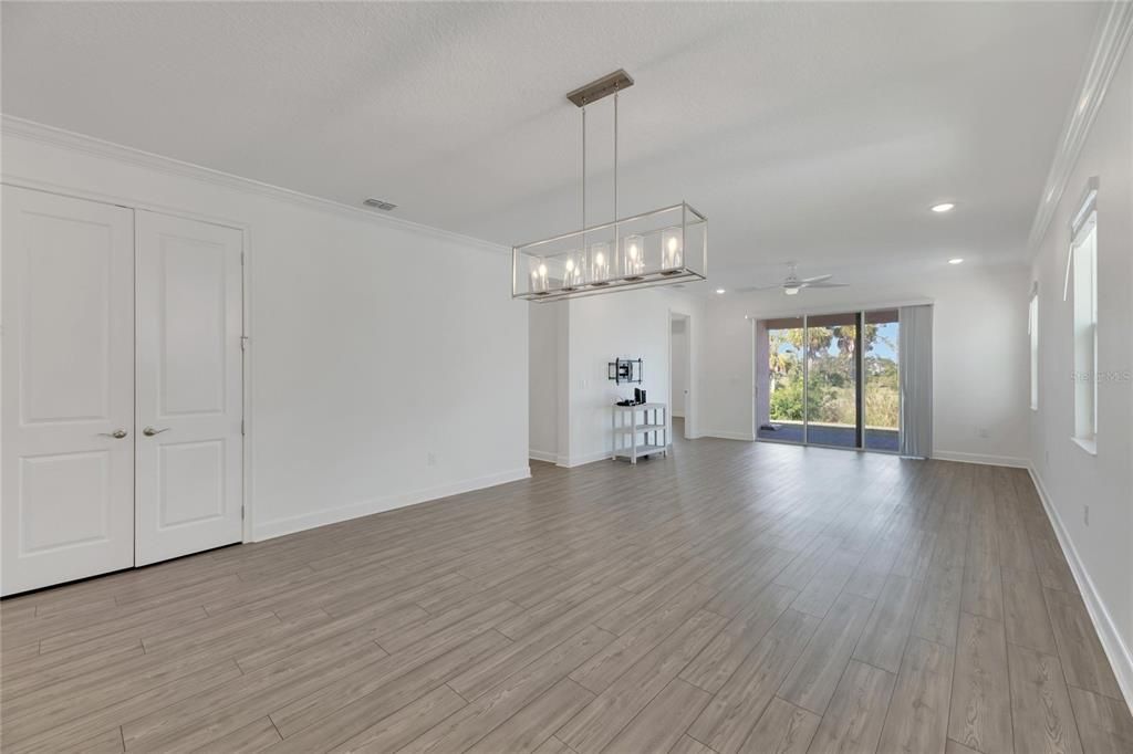 合同活跃: $575,000 (4 贝兹, 3 浴室, 2359 平方英尺)