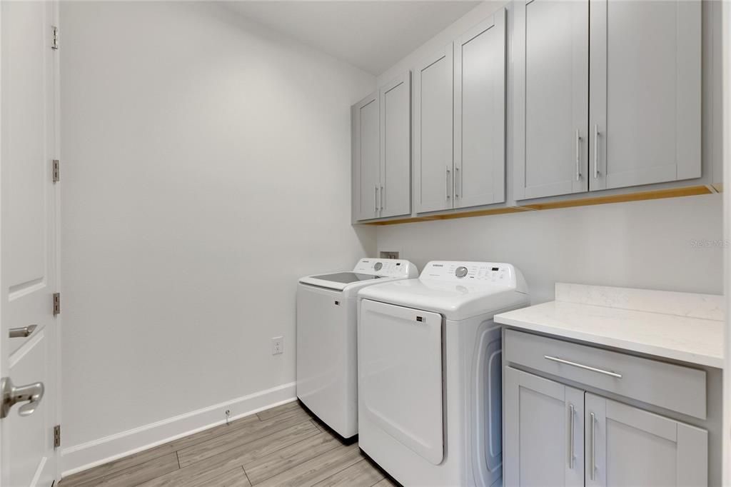 合同活跃: $575,000 (4 贝兹, 3 浴室, 2359 平方英尺)