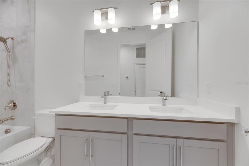 合同活跃: $575,000 (4 贝兹, 3 浴室, 2359 平方英尺)