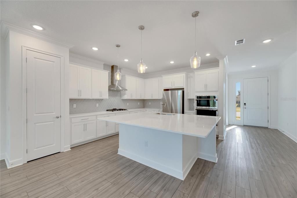 合同活跃: $575,000 (4 贝兹, 3 浴室, 2359 平方英尺)