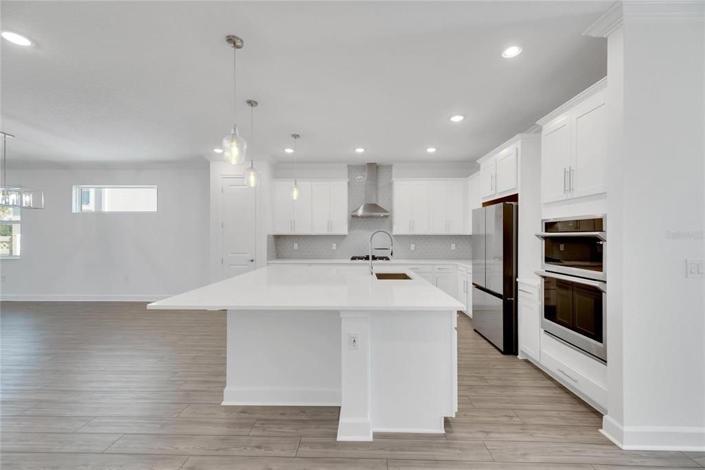 合同活跃: $575,000 (4 贝兹, 3 浴室, 2359 平方英尺)