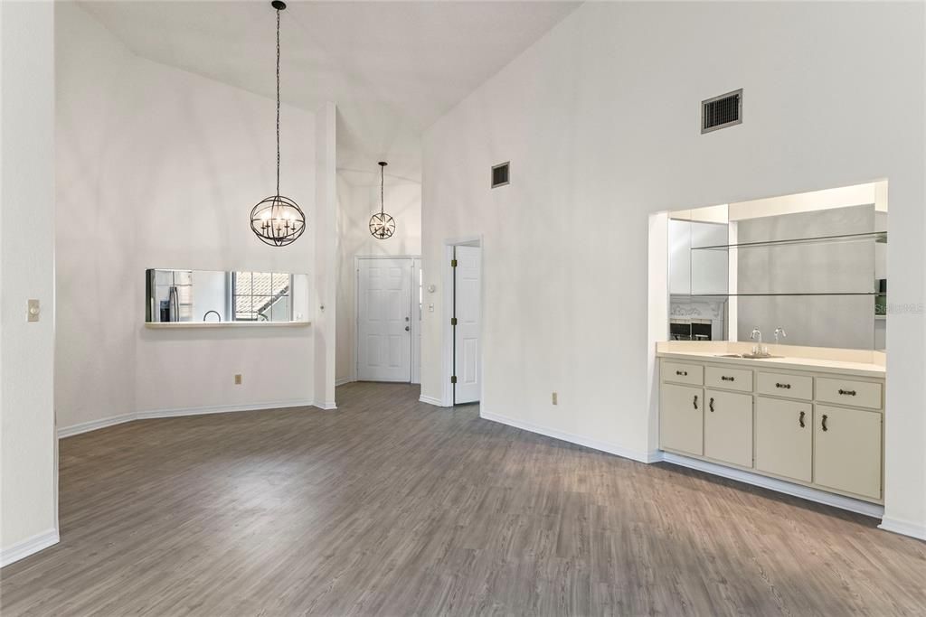 For Sale: $280,000 (2 beds, 2 baths, 1427 Square Feet)