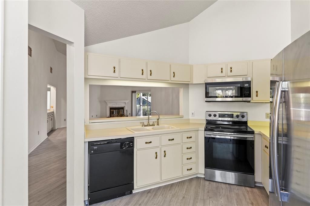 For Sale: $280,000 (2 beds, 2 baths, 1427 Square Feet)