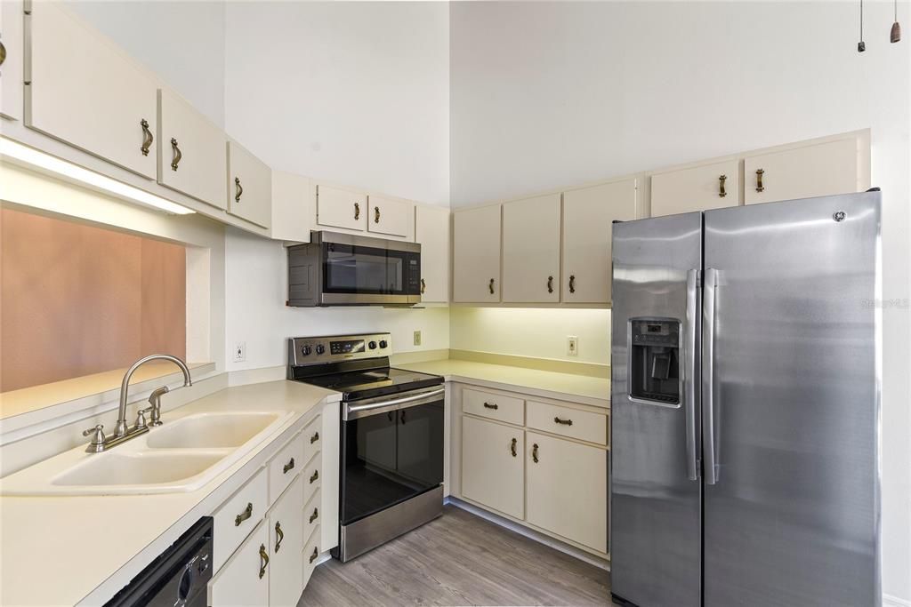For Sale: $280,000 (2 beds, 2 baths, 1427 Square Feet)