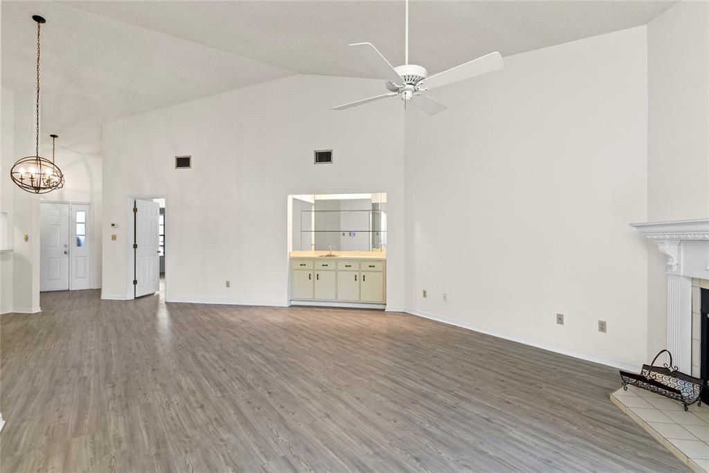 For Sale: $280,000 (2 beds, 2 baths, 1427 Square Feet)