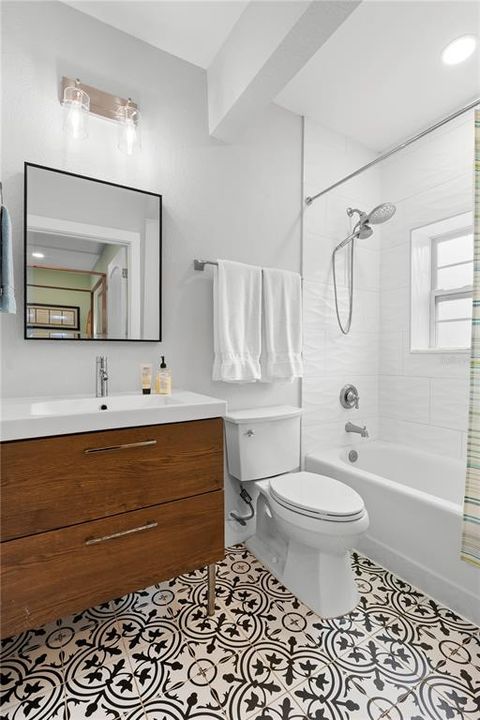 For Sale: $1,200,000 (4 beds, 5 baths, 3782 Square Feet)